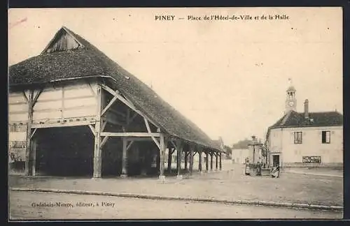 AK Piney, Place de l`Hôtel-de-Ville et de la Halle
