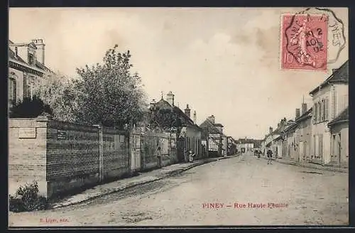 AK Piney, Rue Haute Feuille avec vue sur les maisons et la rue