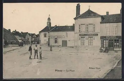 AK Piney, La Place avec café et épicerie en arrière-plan