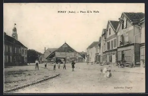 AK Piney, Place de la Halle avec des habitants et bâtiments historiques