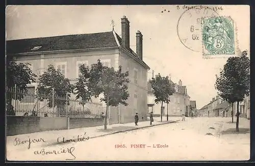 AK Piney, L`Ecole