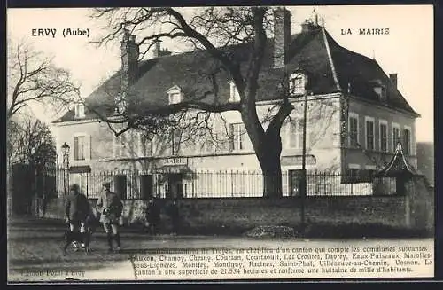AK Ervy, La Mairie avec clôture et passants en hiver