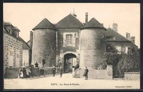 AK Ervy, La Porte St-Nicolas avec des passants devant l`entrée historique