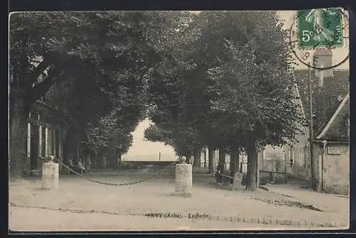 AK Ervy-le-Châtel, Le Bastion avec arbres alignés et chaîne