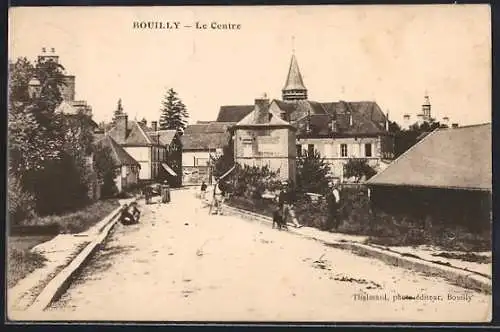 AK Bouilly, Le Centre avec vue sur les bâtiments et la rue principale