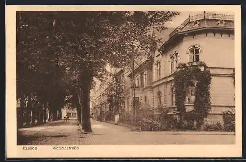 AK Itzehoe, Victoriastrasse mit Bäumen