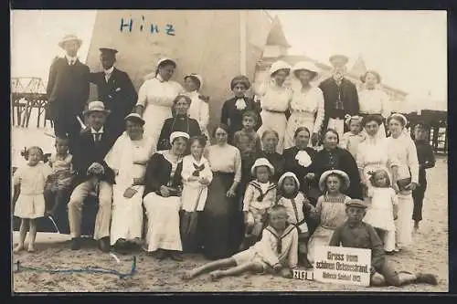 Foto-AK Ahlbeck /Ostsee, Gruppenbild am Strand