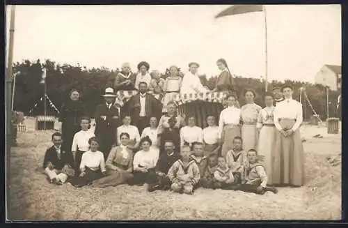 Foto-AK Brunshaupten /Mecklb., Gruppenbild am Strand