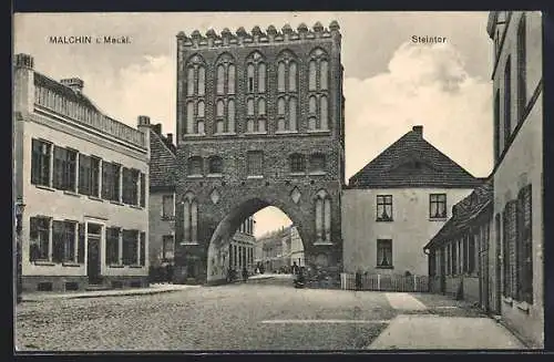 AK Malchin i. Meckl., Steintor mit Strassenpartie