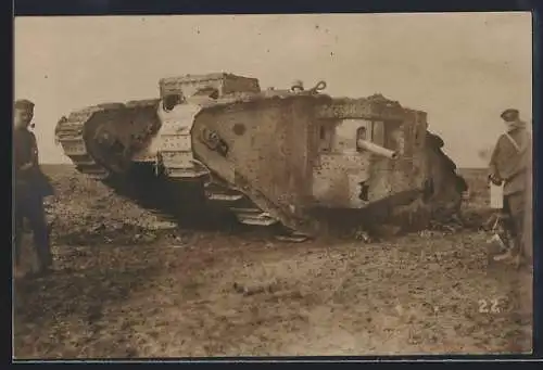Foto-AK Englischer Tank bei Arras erbeutet