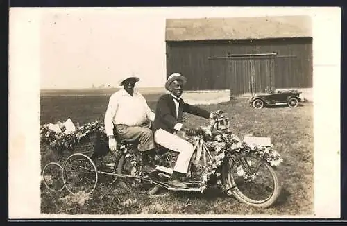 Foto-AK Motorrad Moto-Guzzi zieht einen Kinderwagen, Kolonialhumor
