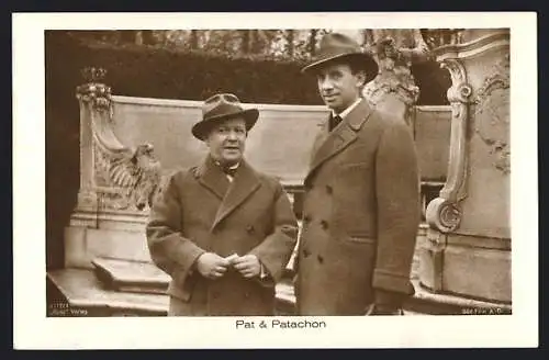 AK Schauspieler Pat & Patachon in einer Parkanlage