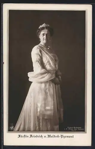AK Fürstin Friedrich von Waldeck-Pyrmont in weisser Robe