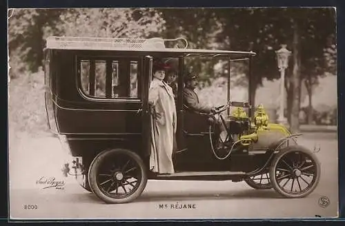 AK Auto Charron (1908), Dame steigt in das Fahrzeug