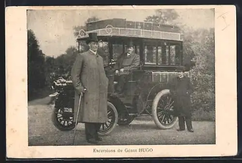 AK Excursions de Géant Hugo, Portrait des Riesen vor einem Reisebus