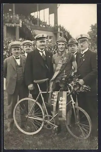 Foto-AK Dresden-Reick, Radrennbahn Liebstädter Strasse, Sieger eines Radrennens