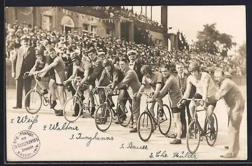 Foto-AK Dresden-Reick, Radrennbahn Liebstädter Strasse, Radsportler an der Startlinie