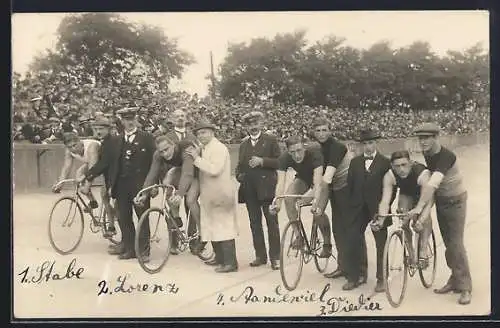 Foto-AK Dresden-Reick, Radrennbahn Liebstädter Strasse, Radsportler vor einem Rennen
