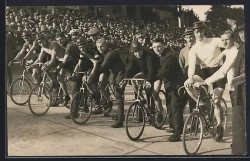 Foto-AK Dresden-Reick, Radrennbahn Liebstädter Strasse, Radsportler am Start