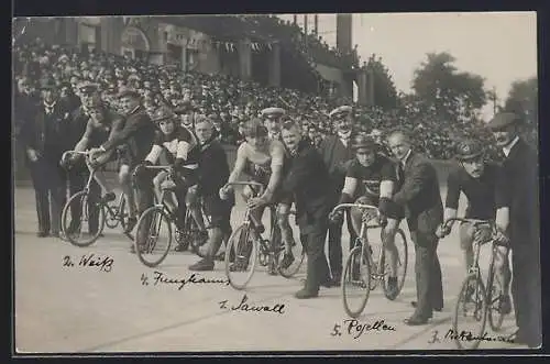 Foto-AK Dresden-Reick, Radrennbahn Liebstädter Strasse, Radsportler an der Startlinie
