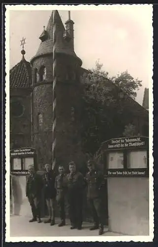 Foto-AK Hameln, Stürmer-Schaukasten mit SA-Wachposten vor der Synagoge