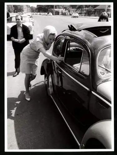 4 Fotografien Auto Volkswagen VW Käfer Ovali, hübsche junge Frauen schieben Pannen-PKW