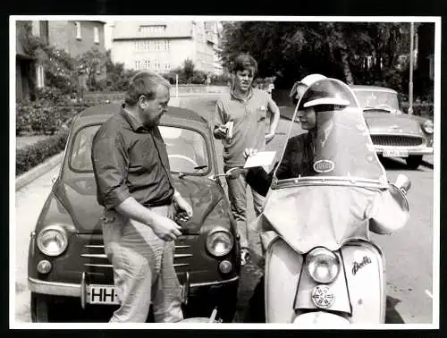 3 Fotografien Nordmark-Film, Kiel, Auto NSU-Fiat 600 & Postbote mit Motorrad Zündapp Bella, Filmteam bei Autowäsche