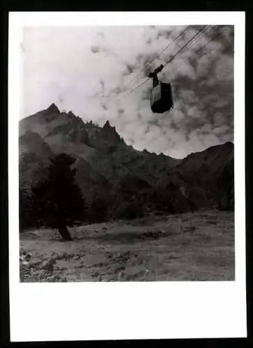Fotografie Affaires Culturelles, Ansicht Puy de Sancy, Seilbahnkabine vor dem Bergmassiv