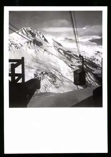 Fotografie Affaires Culturelles, Ansicht Val-d`Isère, Seilbahnkabine erreicht die Gipfelstation