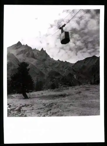 Fotografie Affaires Culturelles, Ansicht Puy de Sancy, Seilbahnkabine vor dem Bergmassiv