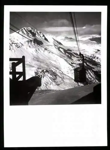 Fotografie Affaires Culturelles, Ansicht Val-d`Isère, Seilbahnkabine erreicht den Gipfel