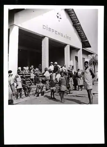 Fotografie Affaires Culturelles, Ansicht Nyong et Sanaga / Kamerun - Cameroun, Dispensaire, Afrikaner warten am Gebäude