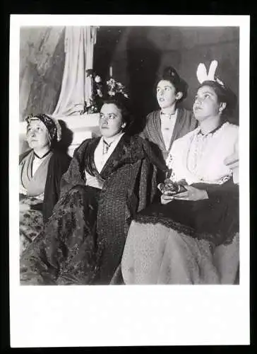 Fotografie Affaires Culturelles, Frauen aus der Provence während einer Messe in der Kirche