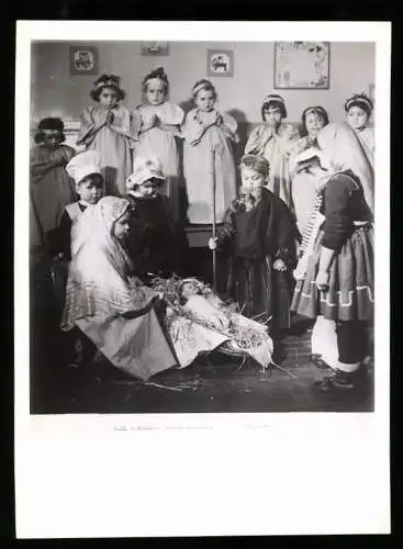 Fotografie Affaires Culturelles, Noel a Paris, verkleidete Kinder beim Krippenspiel zu Weihnachten