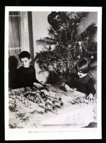 Fotografie Affaires Culturelles, Noel a Paris, Kinder erfreuen sich am Spielzeug unter dem Weihnachtsbaum