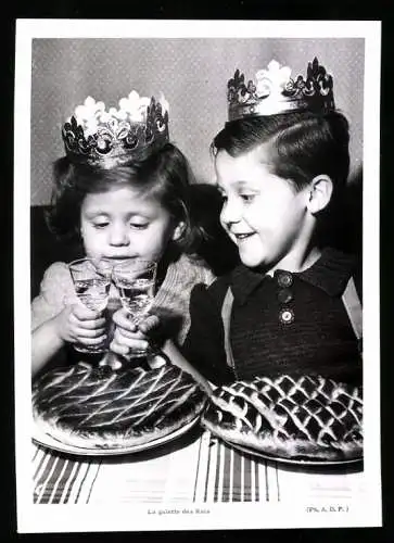 Fotografie La Galette des Rois, Kinder stossen zum Fest der Heiligen Drei Könige an