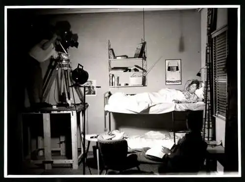 Fotografie Nordmark-Film, Kiel, Filmaufnahme schlafender Student in einem Doppelstockbett