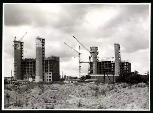 Fotografie Nordmark-Film, Kiel, Hochhaus Baustelle, halb fertiger Rohbau mit Treppenhäusern & Baukränen