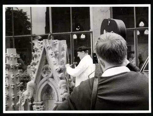 Fotografie Nordmark-Film, Kiel, Steinmetz bearbeitet Verzierungen eines Kirchturmes
