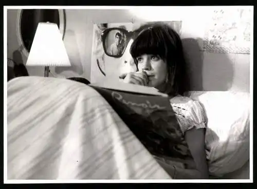 Fotografie Nordmark-Film, Kiel, Mann spiegelt sich in der Sonnenbrille neben junger Frau im Bett