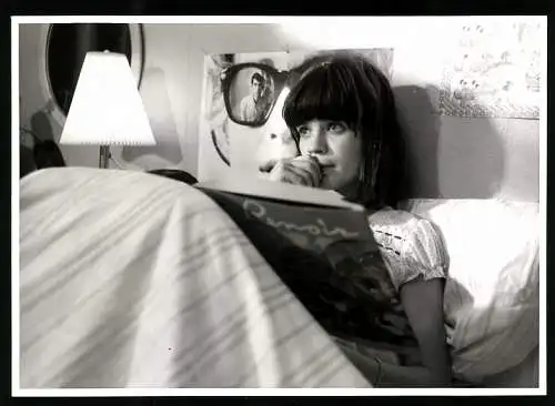 Fotografie Nordmark-Film, Kiel, Mann spiegelt sich in der Sonnenbrille neben junger Frau im Bett