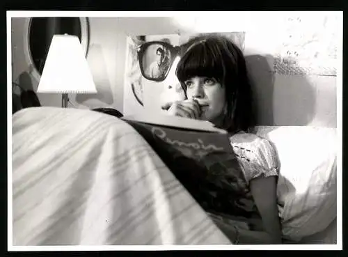 Fotografie Nordmark-Film, Kiel, Mann spiegelt sich in der Sonnenbrille neben junger Frau im Bett