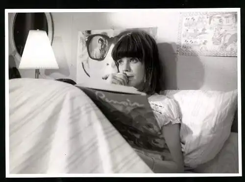 Fotografie Nordmark-Film, Kiel, Mann spiegelt sich in der Sonnenbrille neben junger Frau im Bett