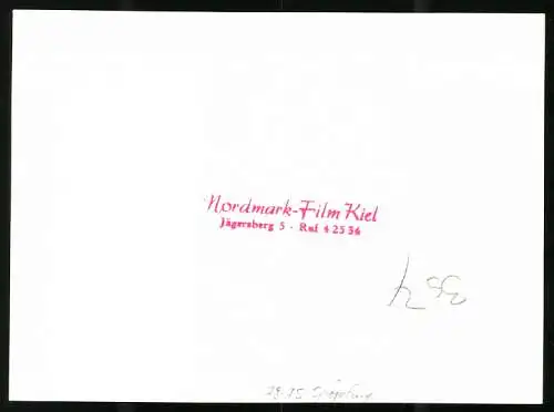 Fotografie Nordmark-Film, Kiel, Mann spiegelt sich in der Sonnenbrille neben junger Frau im Bett