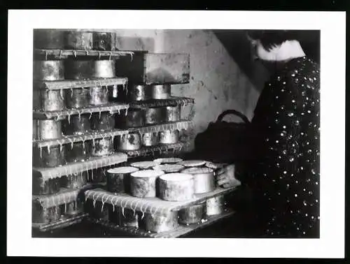 Fotografie Affaires Culturelles, französische Sennerin bei der Käse-Produktion