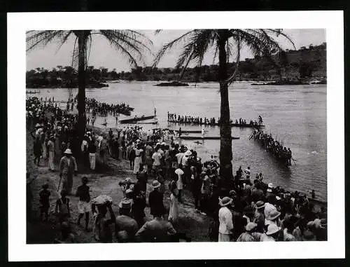 Fotografie Affaires Culturelles, Ansicht Bangui / Zentral-Afrika, Afrikanische Eingeborene veranstalten eine Regatta