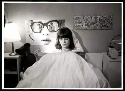 Fotografie Nordmark-Film, Kiel, Schauspielerin im Bett liegend, Filmteam spiegelt sich in der Sonnenbrille