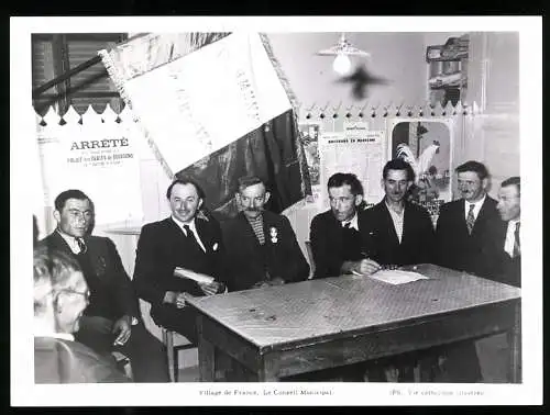 Fotografie unbekannter Fotograf, Ansicht Granier, Village de France, Le Conseil Minicipal