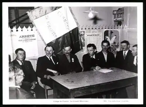 Fotografie unbekannter Fotograf, Ansicht Granier, Village de France, Le Conseil Minicipal