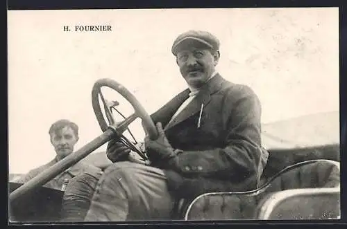 AK Pilot H. Fournier am Steuer eines Autos
